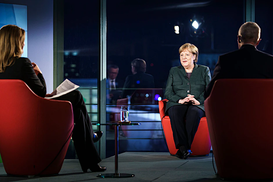 Bundeskanzlerin Angela Merkel (CDU) sagt in der ARD-Sendung Farbe bekennen, es „wurmt einen natürlich“, dass andere Länder bei der Impfstoffbeschaffung schneller gewesen sind.