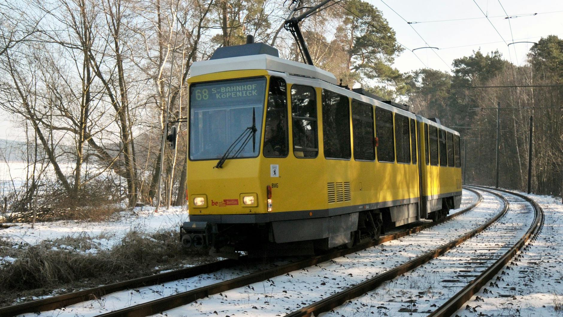 Unterwegs auf einer der schönsten Straßenbahnstrecken Berlins: Ein Tatra-Zug am Langen See. 