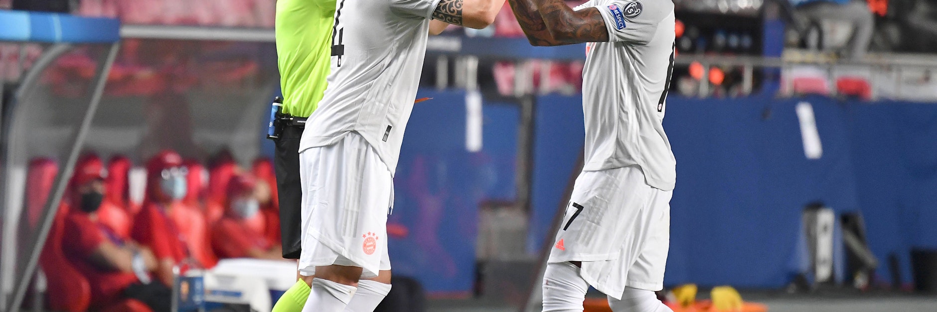 Bayerns Verteidiger Niklas Süle (l.) und Jerome Boateng könnten Freitag gegen Hertha ein bisschen abgelenkt sein.