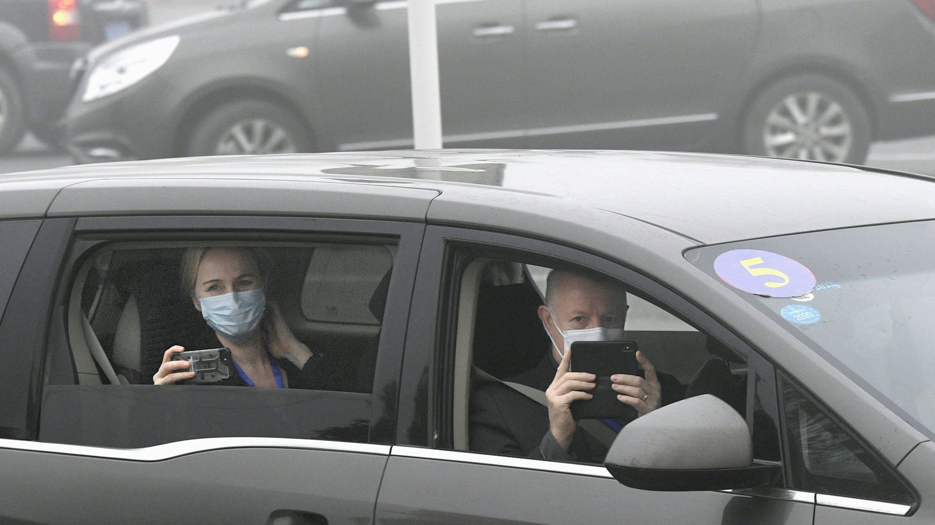 WHO-Experten fahren vor dem Institut für Virologie in Wuhan vor.