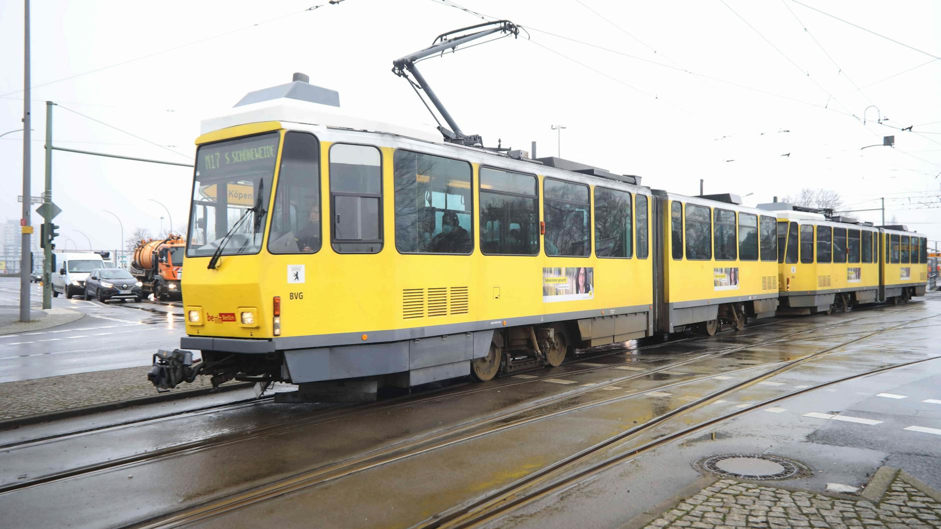 Das letzte Einsatzgebiet: Eine Tatra-Bahn unterwegs auf der Linie M17 von Falkenberg nach Köpenick. 