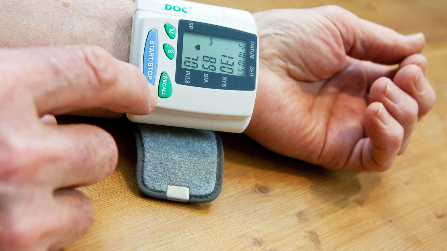 Mit Geräten fürs Handgelenk lässt sich der Blutdruck daheim messen.