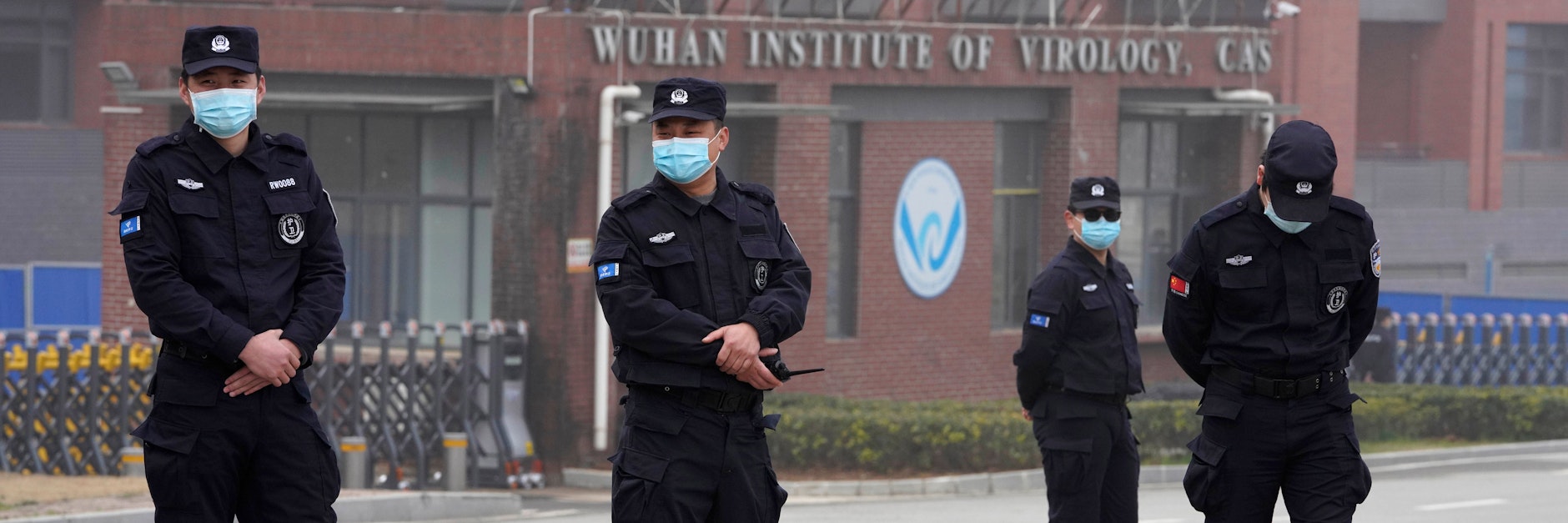 Sicherheitskräfte stehen vor dem Institut für Virologie in Wuhan.