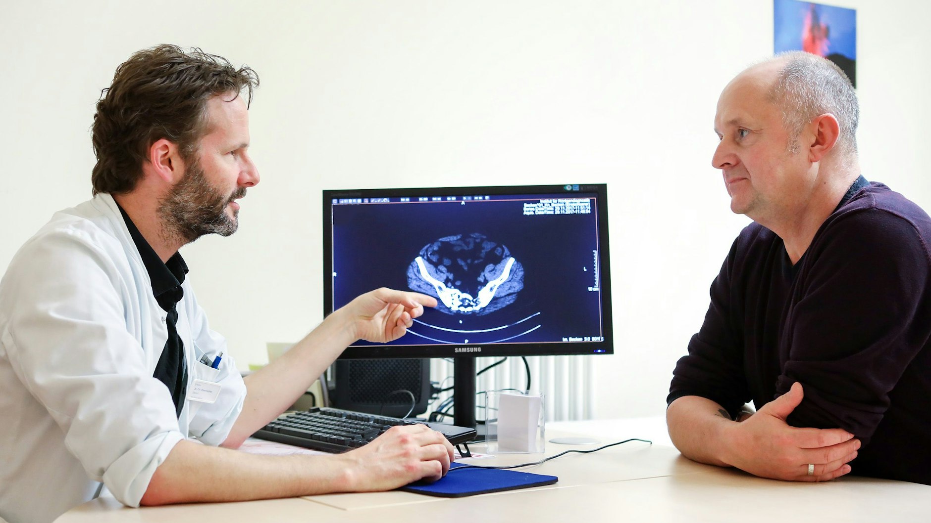 Frank Wernicke im Gespräch mit seinem behandelnden Onkologen, Dr. Christian Eimermacher, im Helios-Klinikum Berlin-Buch.