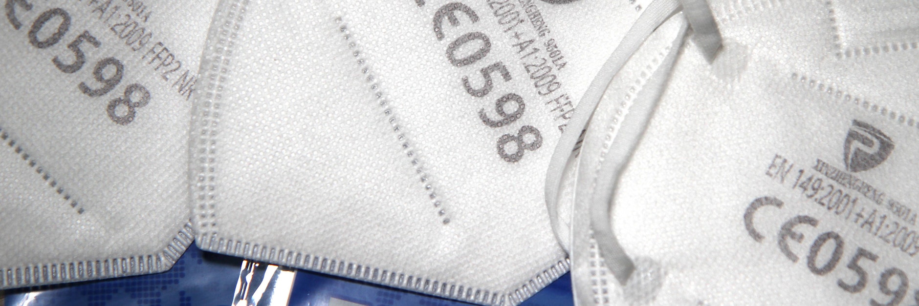 FFP2-Masken aufgereiht.