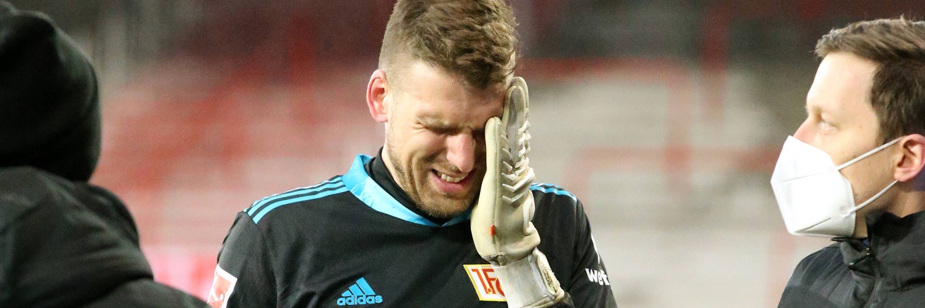 Andreas Luthe brummt im Spiel gegen Mönchengladbach der Schädel.