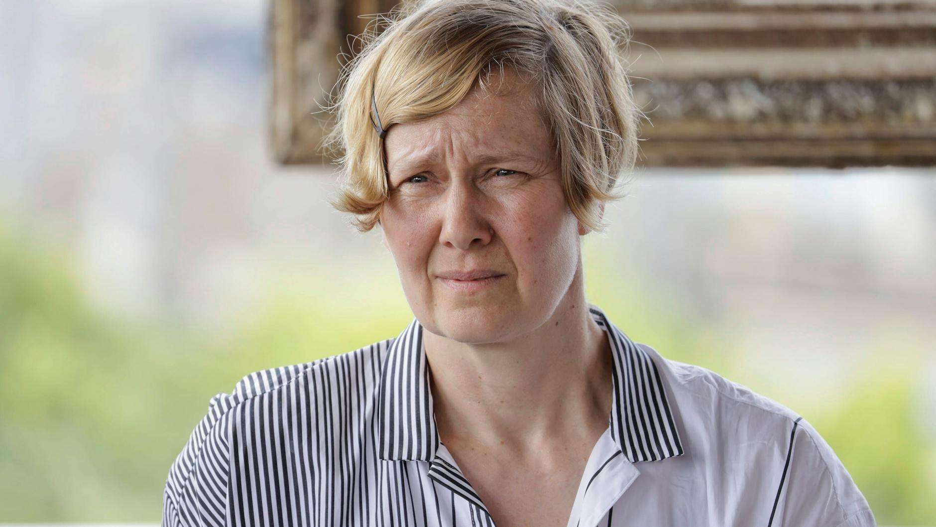 Anwältin Viviane Fischer alias Hutmacherin Rike Feurstein bei einer Pressekonferenz der Stiftung Corona-Ausschuss im Juli.