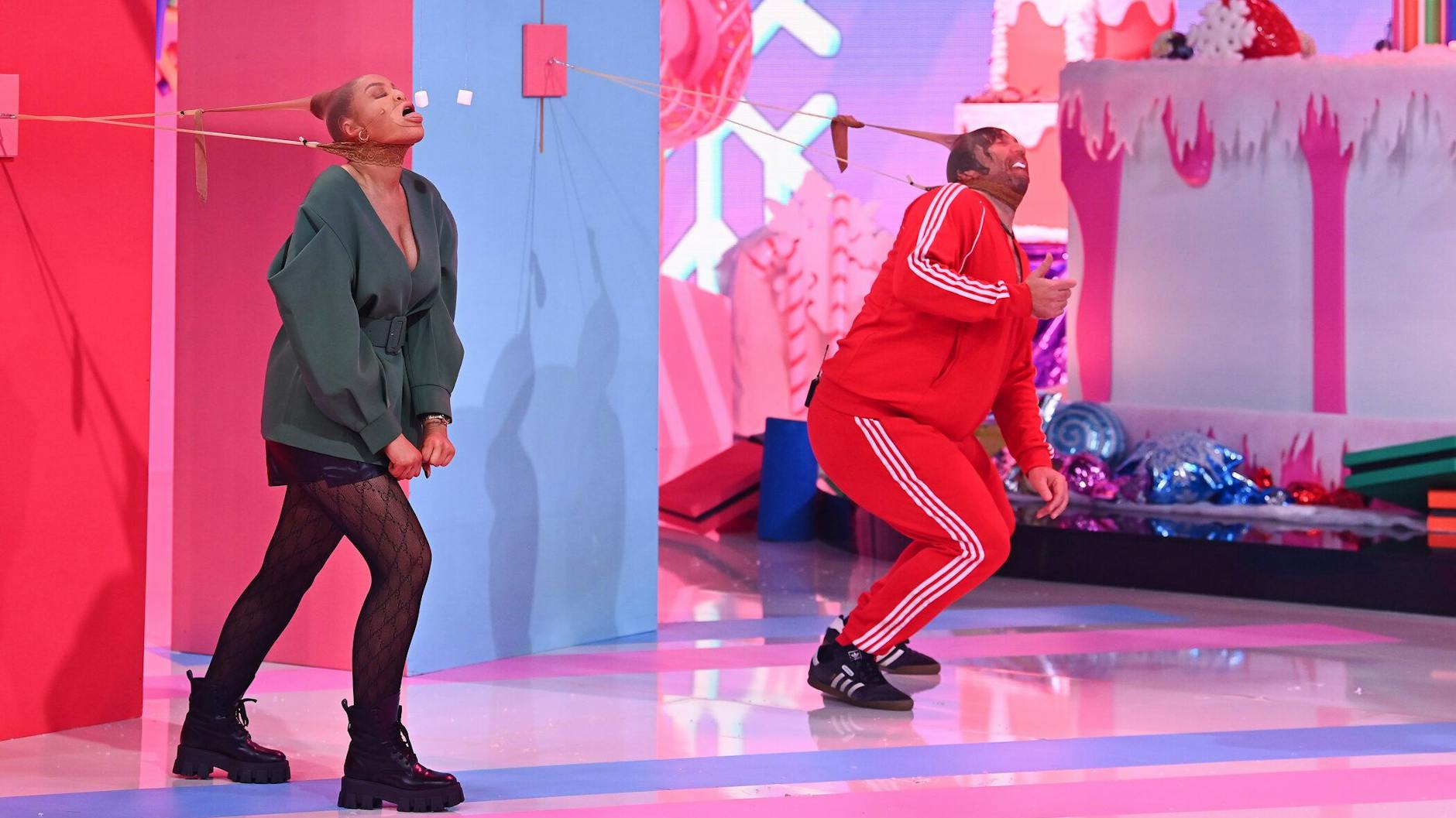 Janine Pink und Ikke Hüftgold kämpfen gegen eine Strumpfhose an.