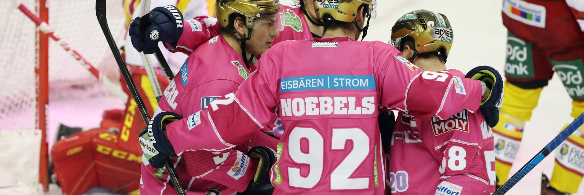 Die Eisbären feiern in pinken Trikots den siebten Heimsieg.