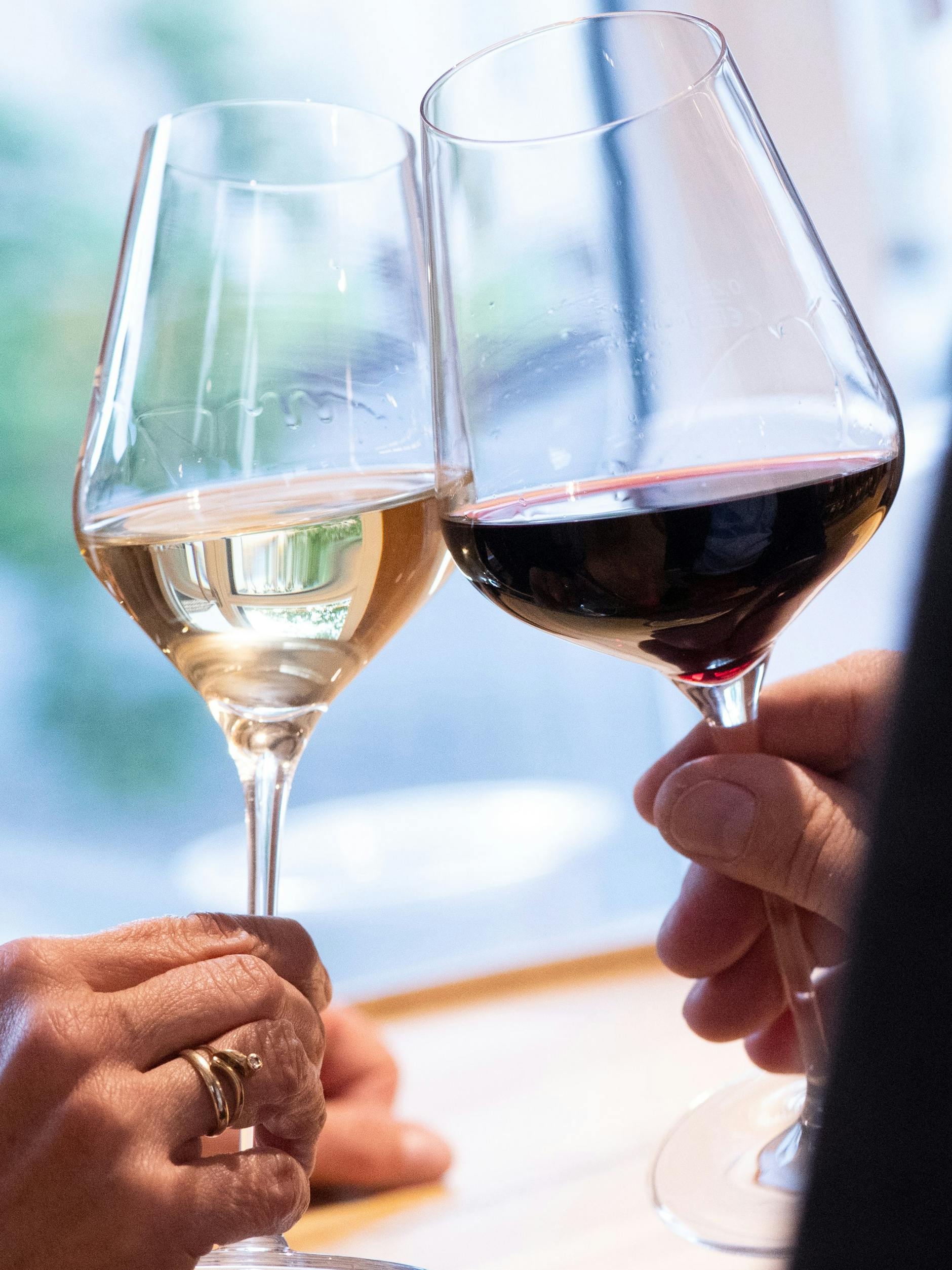 Weinliebhaber mit Bluthochdruck sollten Maß halten. Für Männer gilt zum Beispiel die Empfehlung: lieber nicht mehr als ein viertel Liter am Tag.