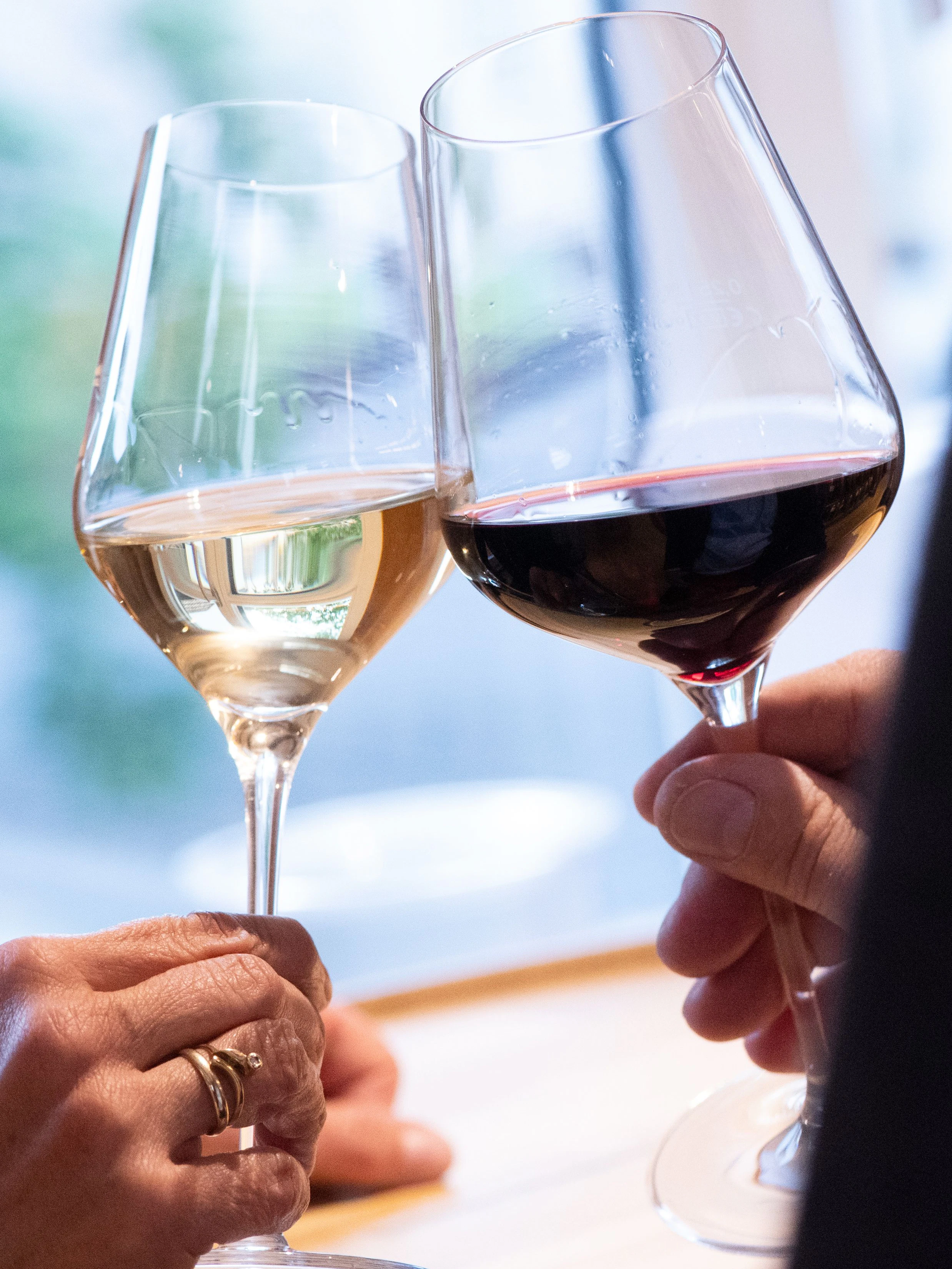 Weinliebhaber mit Bluthochdruck sollten Maß halten. Für Männer gilt zum Beispiel die Empfehlung: lieber nicht mehr als ein viertel Liter am Tag.