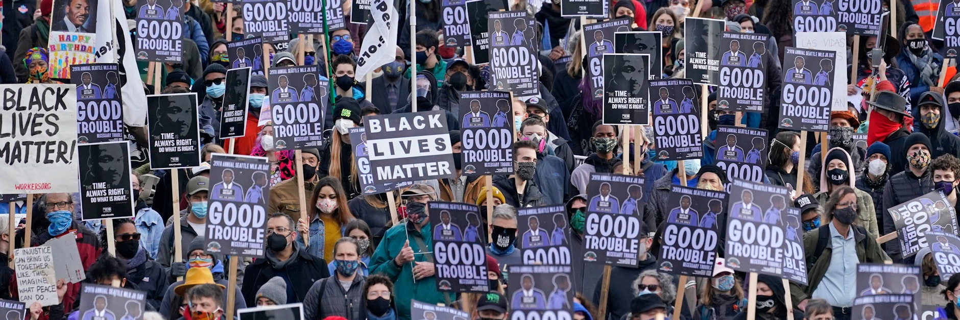 Demonstranten nehmen am Martin Luther King Day an einem Gedenkmarsch in Seattle teil. 