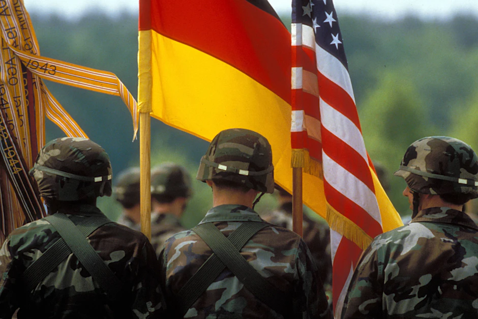 US-Soldaten vor den Landesfahnen der BRD und der USA.