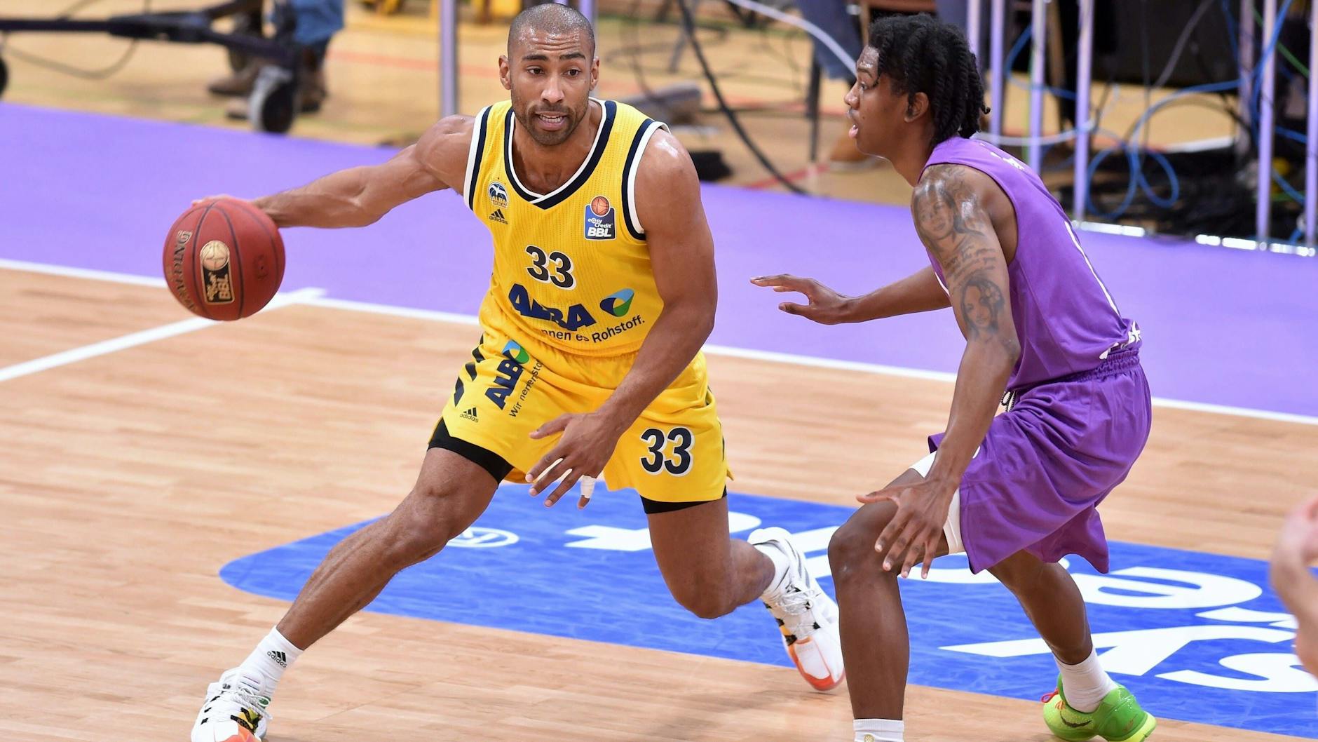 Jayson Granger (l.) hat sich am Dienstag beim Sieg in Göttingen eine Fraktur am linken Mittelhandknochen zugezogen und wurde bereits operiert.