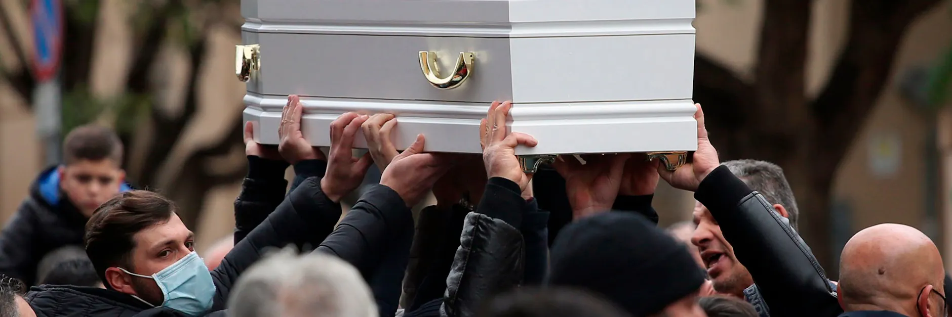 Sargträger tragen während einer Beerdigungszeremonie den Sarg des 10 Jahre alten Mädchens Antonella, das bei einer Internet-Mutprobe über die App TikTok gestorben sein soll.