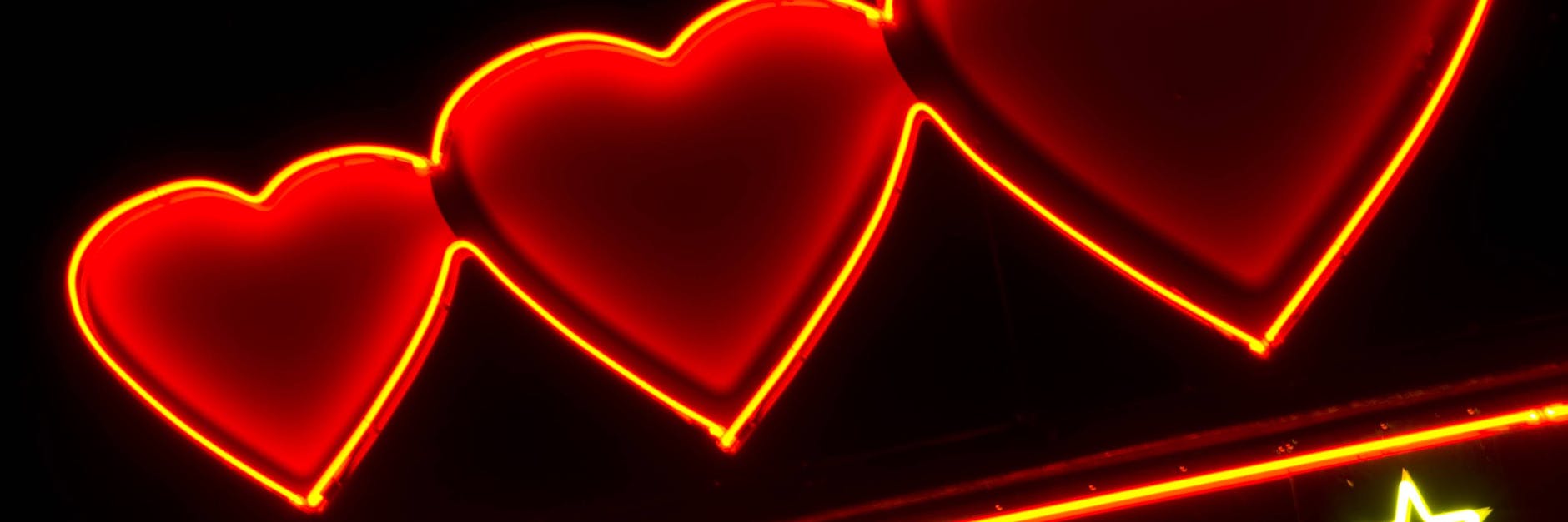 Rote Herzen gelten gemeinhin als Symbole für die Liebe. Ein Manifest für eine öffentliche Debatte über sexuelle Orientierungen haben jetzt 185 deutsche Schauspielerinnen und Schauspieler unterzeichnet. 