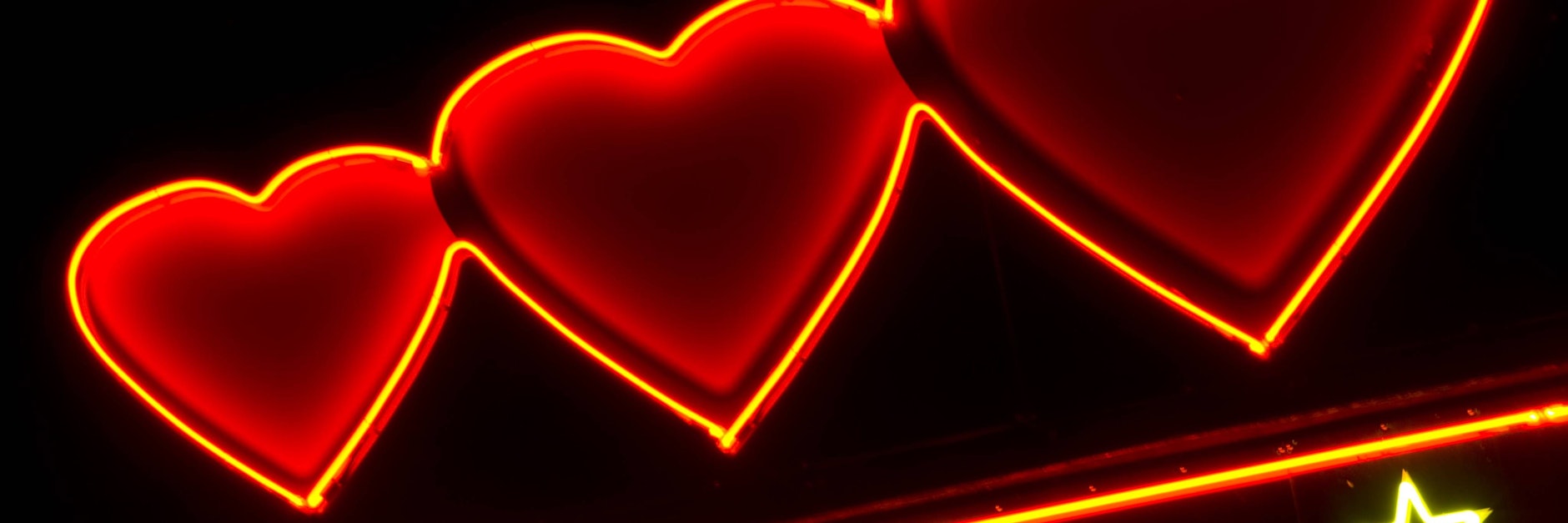 Rote Herzen gelten gemeinhin als Symbole für die Liebe. Ein Manifest für eine öffentliche Debatte über sexuelle Orientierungen haben jetzt 185 deutsche Schauspielerinnen und Schauspieler unterzeichnet.&nbsp;