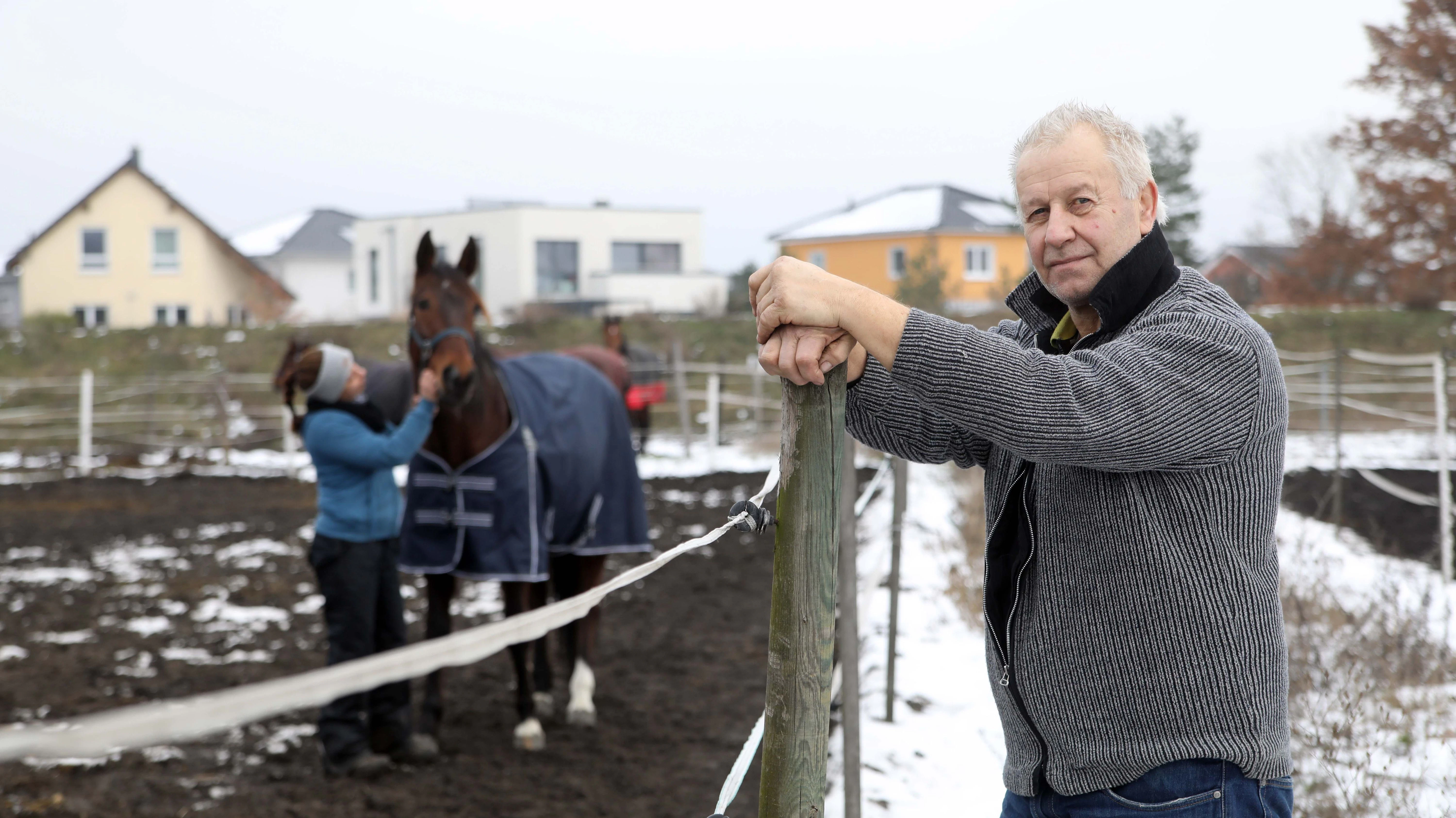 Trainer Michael Hönemann (61) weiß noch nicht, wo er seine Pferde bald unterbringen wird.