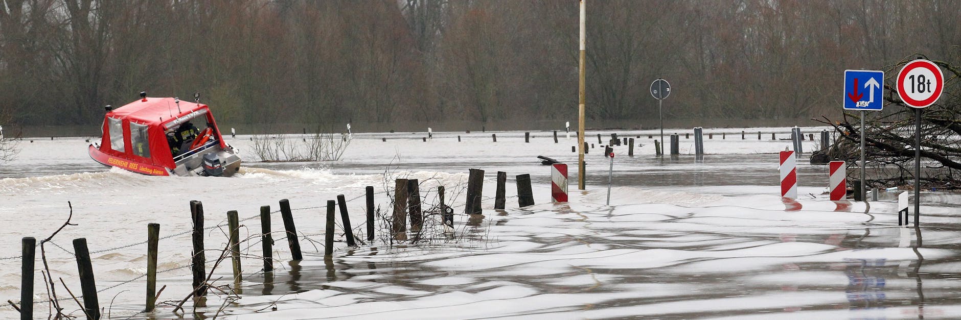 Das Feuerwehrboot "Bienchen" in der Gemeinde Grietherort im Einsatz.