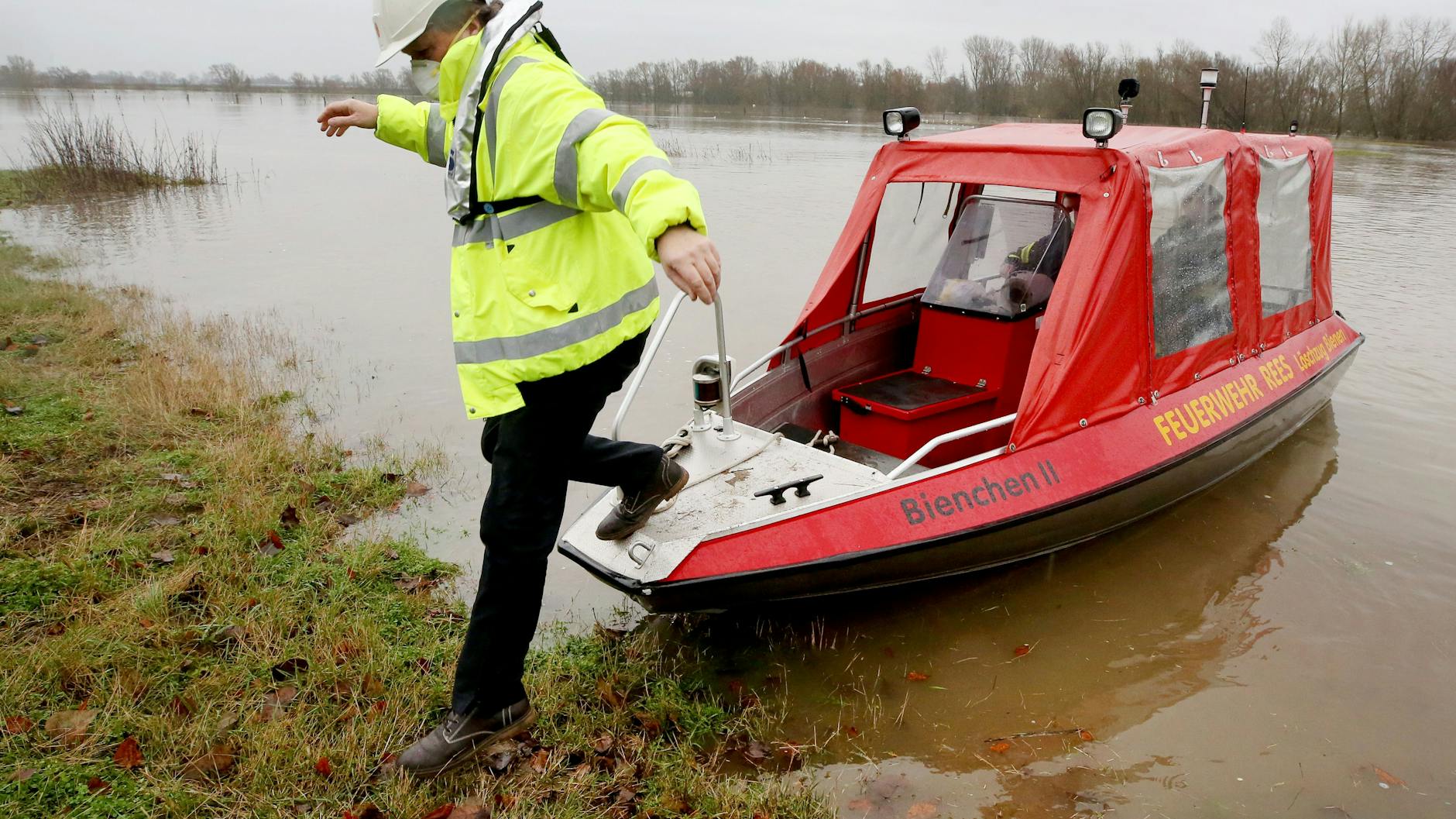 Das Feuerwehrschiff Bienchen lasst einen Mann am Campingplatz in Grietherort raus. 