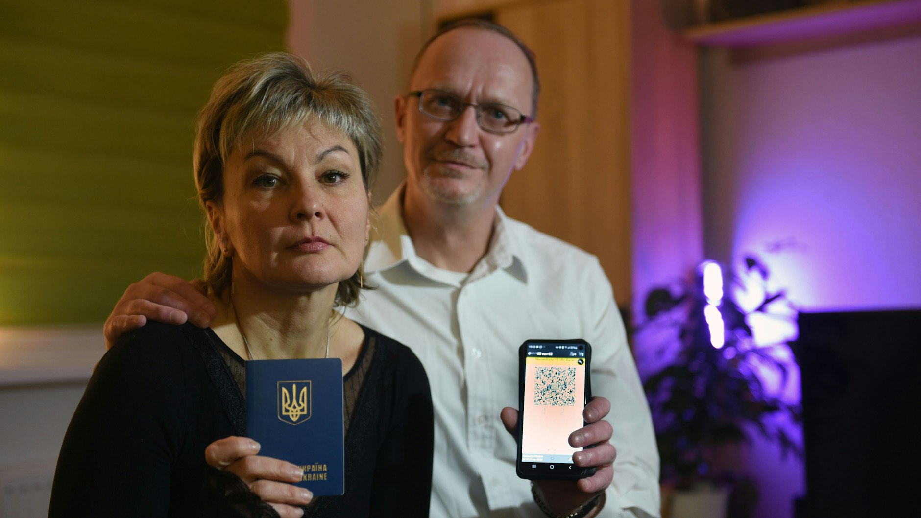 <br>Nataliya Nesterenko mit ihrem ukrainischen Pass, den sie bei der Kontrolle vorzeigen musste. Ihr Ehemann André Hoek&nbsp;hält den Fahrausweis in der Hand, der nicht übertragbar war.<br>