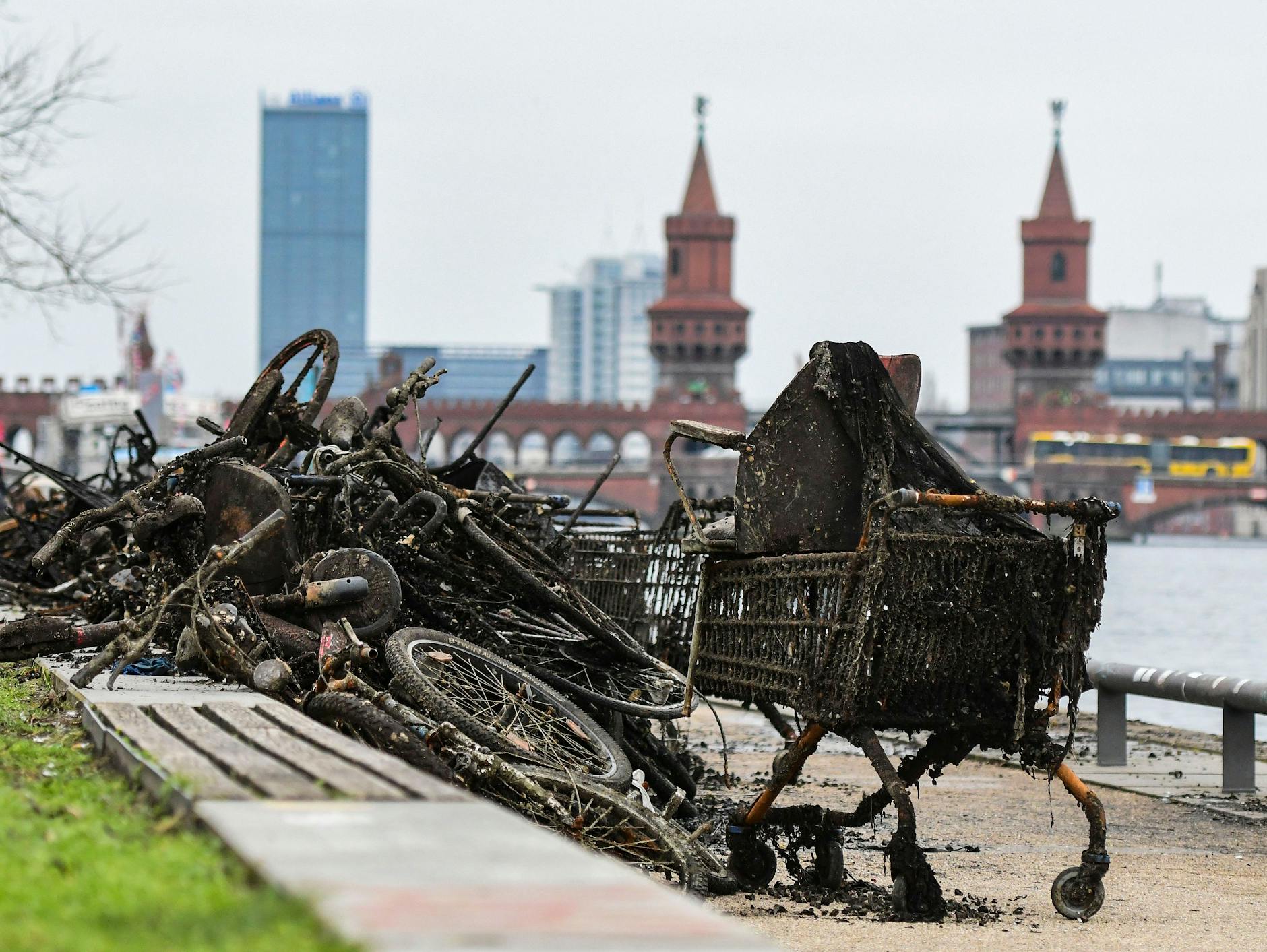 Der Schrott türmt sich: Rund um die Oberbaumbrücke schlummern Fahrräder, Einkaufswagen und allerlei anderer Müll auf dem Grund der Spree.<br>