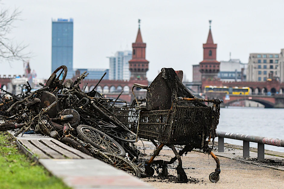 Der Schrott türmt sich: Rund um die Oberbaumbrücke schlummern Fahrräder, Einkaufswagen und allerlei anderer Müll auf dem Grund der Spree.<br>