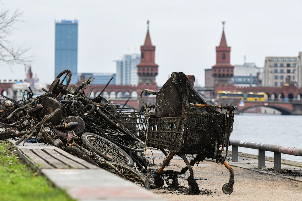 Umweltschützer fischen Schrott-Fahrräder aus der Spree