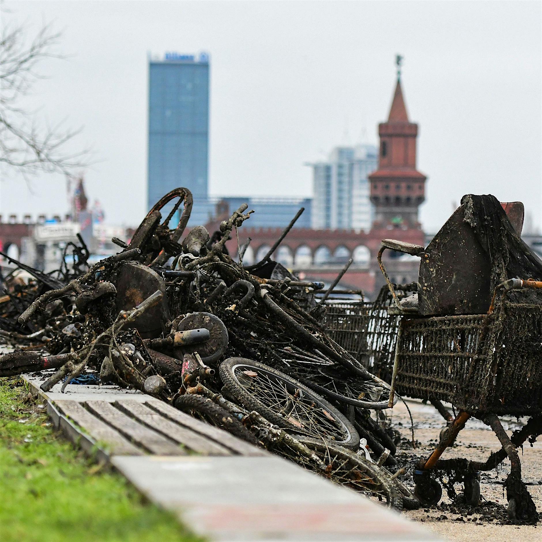 Umweltschützer fischen Schrott-Fahrräder aus der Spree