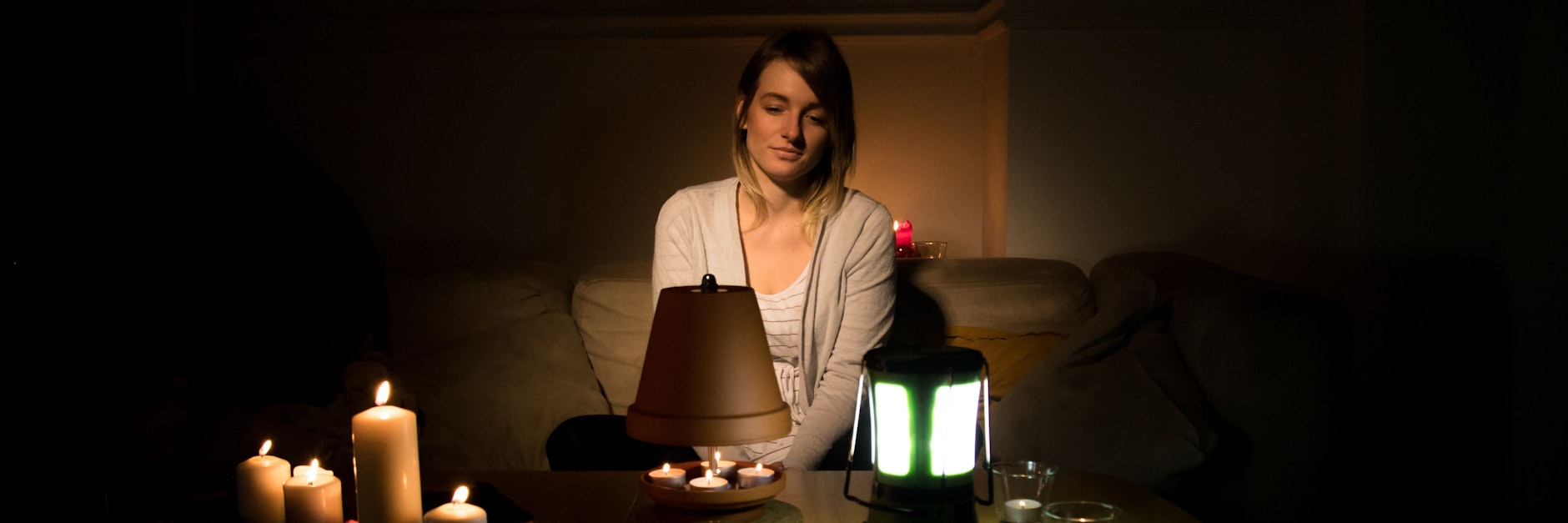 Will man während eines Stromausfalls nicht im Dunkeln sitzen, sollte man daheim immer einen Grundvorrat an Kerzen und Teelichtern haben.