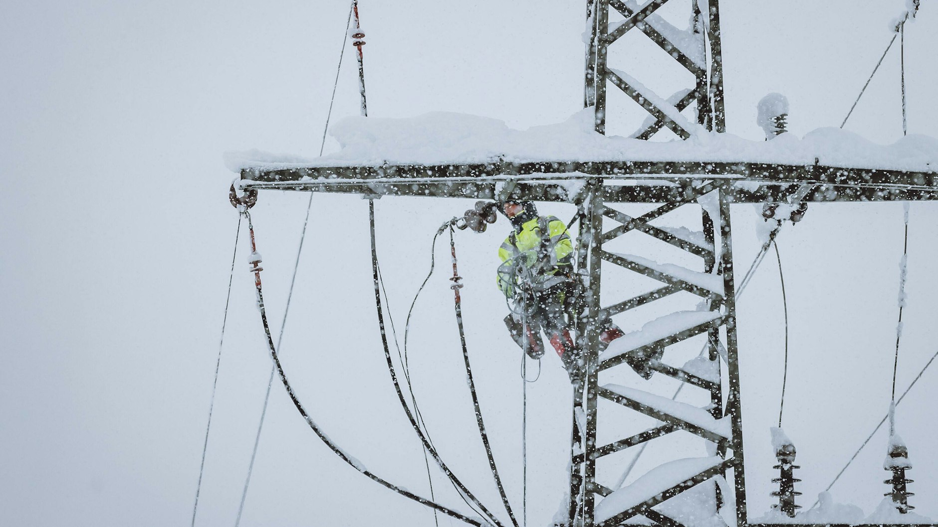 Stromleitungen können unter den Schneemassen reißen.&nbsp;