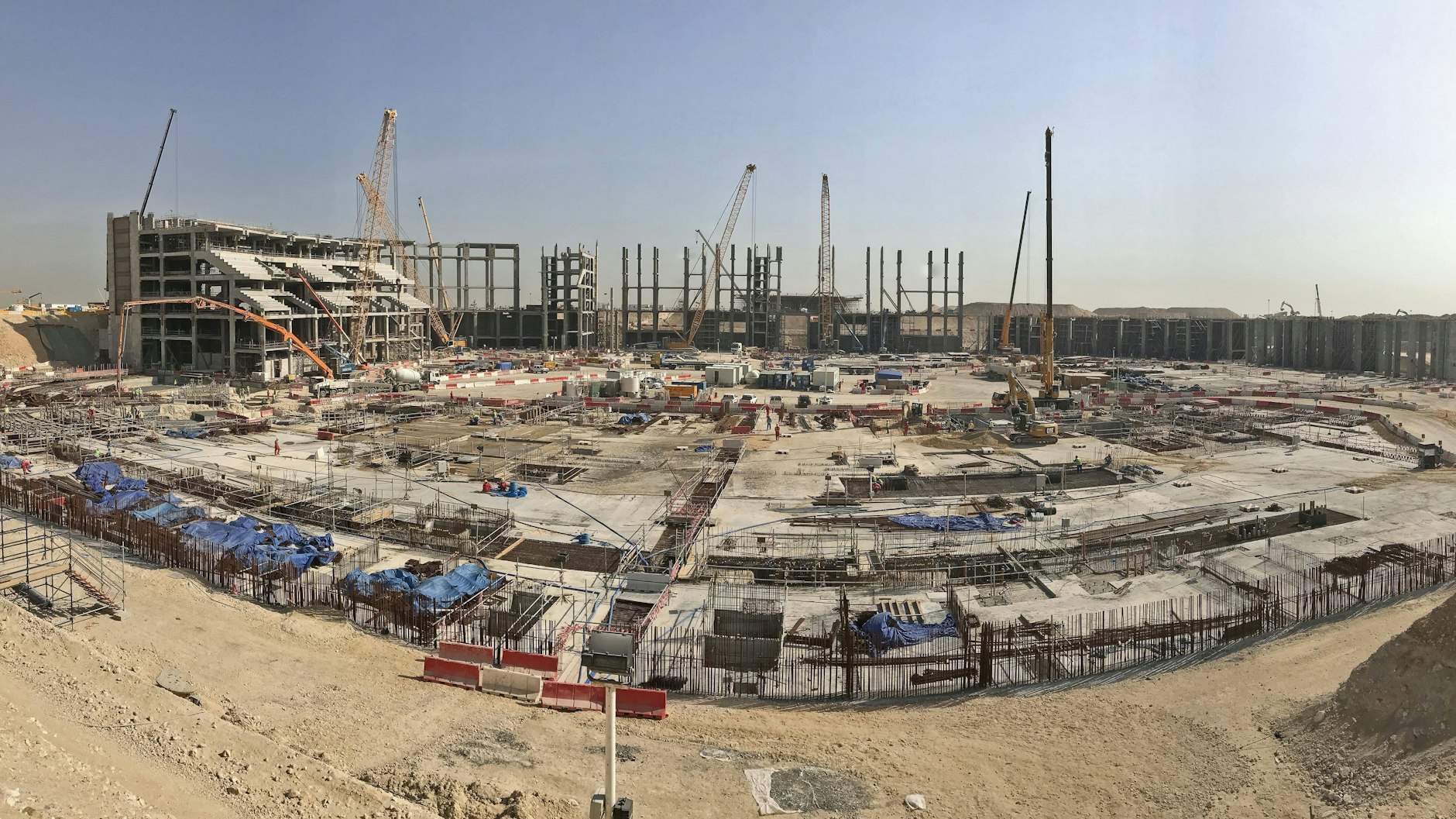Vor allem ausländische Gastarbeiter bauen die Stadien für die Fußball-WM im nächsten Jahr.