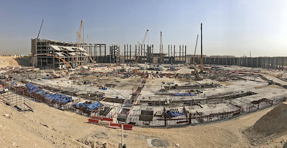 Vor allem ausländische Gastarbeiter bauen die Stadien für die Fußball-WM im nächsten Jahr.