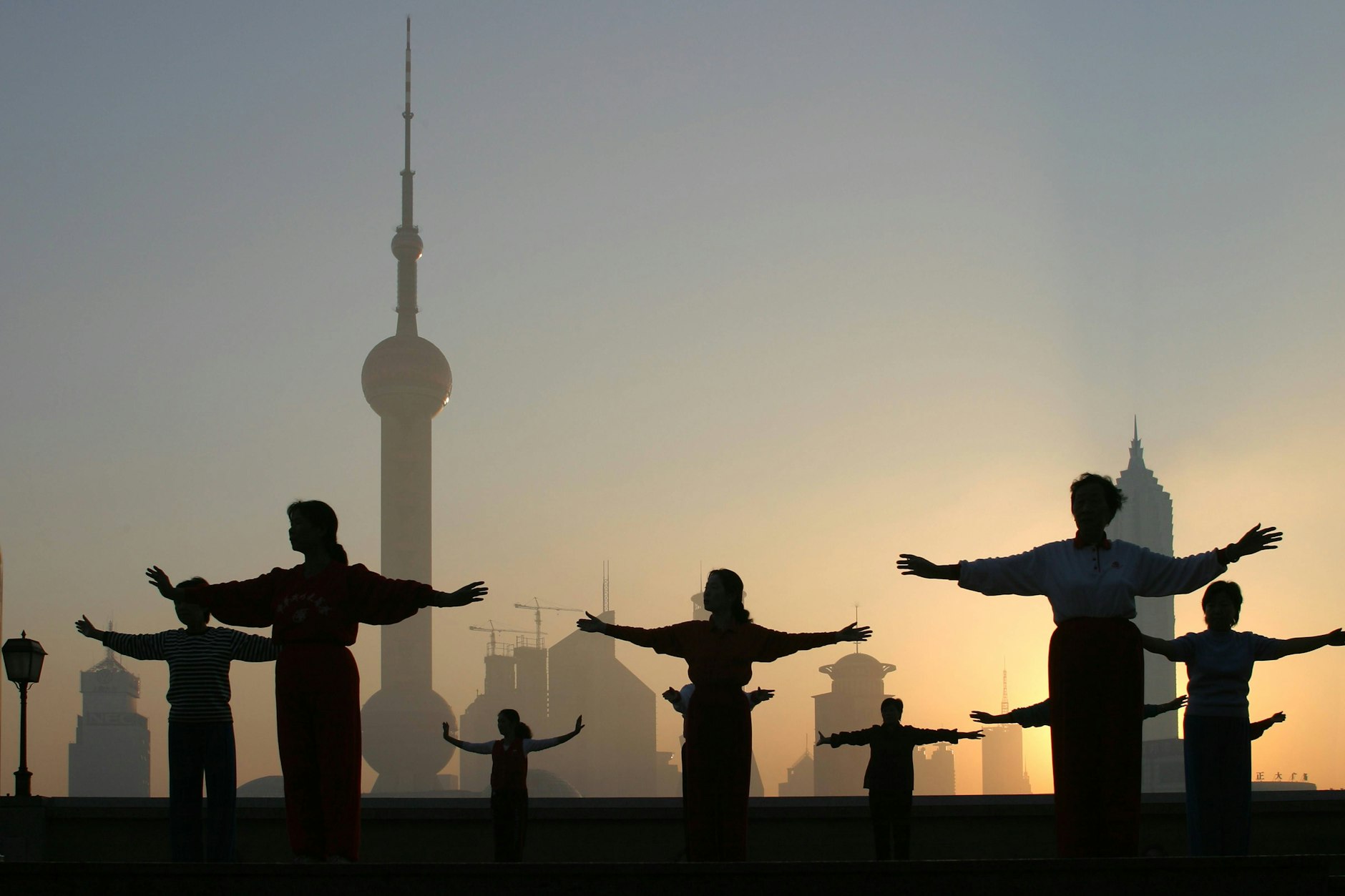 Chinesinnen beim morgendlichen Qigong in Schanghai.