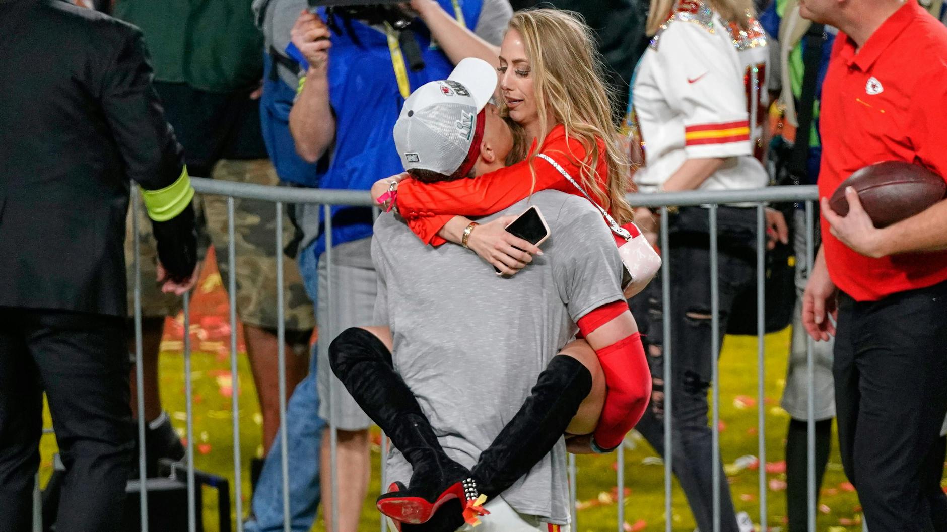 Im vergangenen Jahr feierte Patrick Mahomes (hier mit Freundin Brittany Matthews) seinen ersten NFL-Triumpf. Das Paar erwartet im Frühjahr ein Kind.