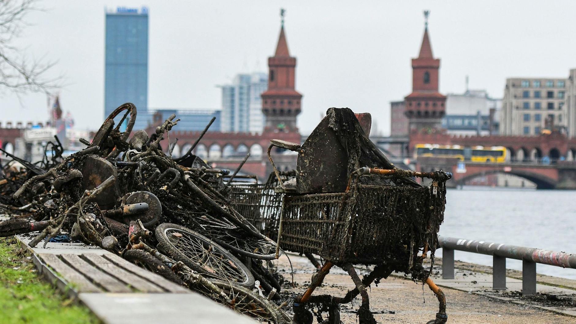 Der Schrott türmt sich – doch wie viel noch auf dem Grund der Spree schlummert, weiß keiner.<br>