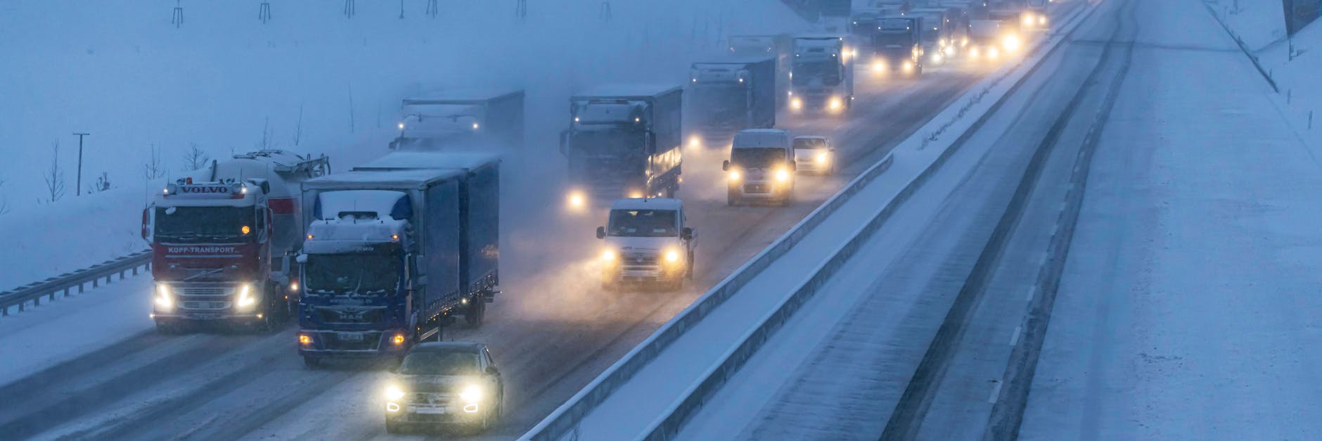 Eine schneebedeckte Autobahn, für alle Fahrer gilt hier besondere Vorsicht. 
