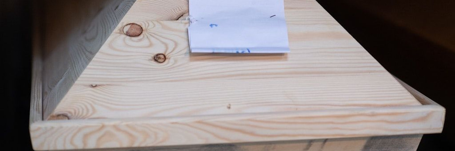 Sarg in einem Krematorium: Die Markierung „C19“ steht für Covid-19 (Archivbild).