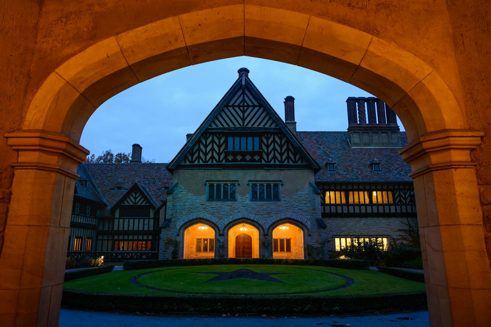 Cecilienhof in Potsdam: Hier traf Wilhelm Prinz von Preußen sich mit Hitler und Goebbels, um sie in die Adelsgesellschaft Deutschlands einzuführen. 