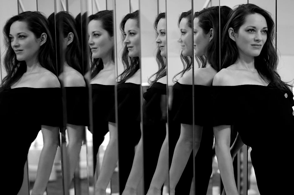 Marion Cotillard in Chanel-Couture Sommer 2021, fotografiert und gefilmt von Anton Corbijn auf der ikonischen Spiegeltreppe in der Rue Cambon 31.