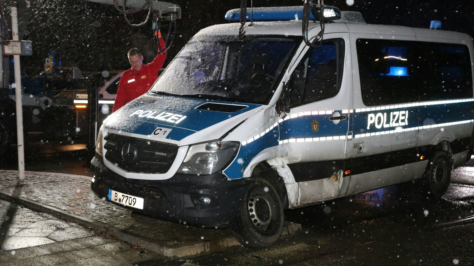 Der Gruppenwagen der Polizei musste abgeschleppt werden.