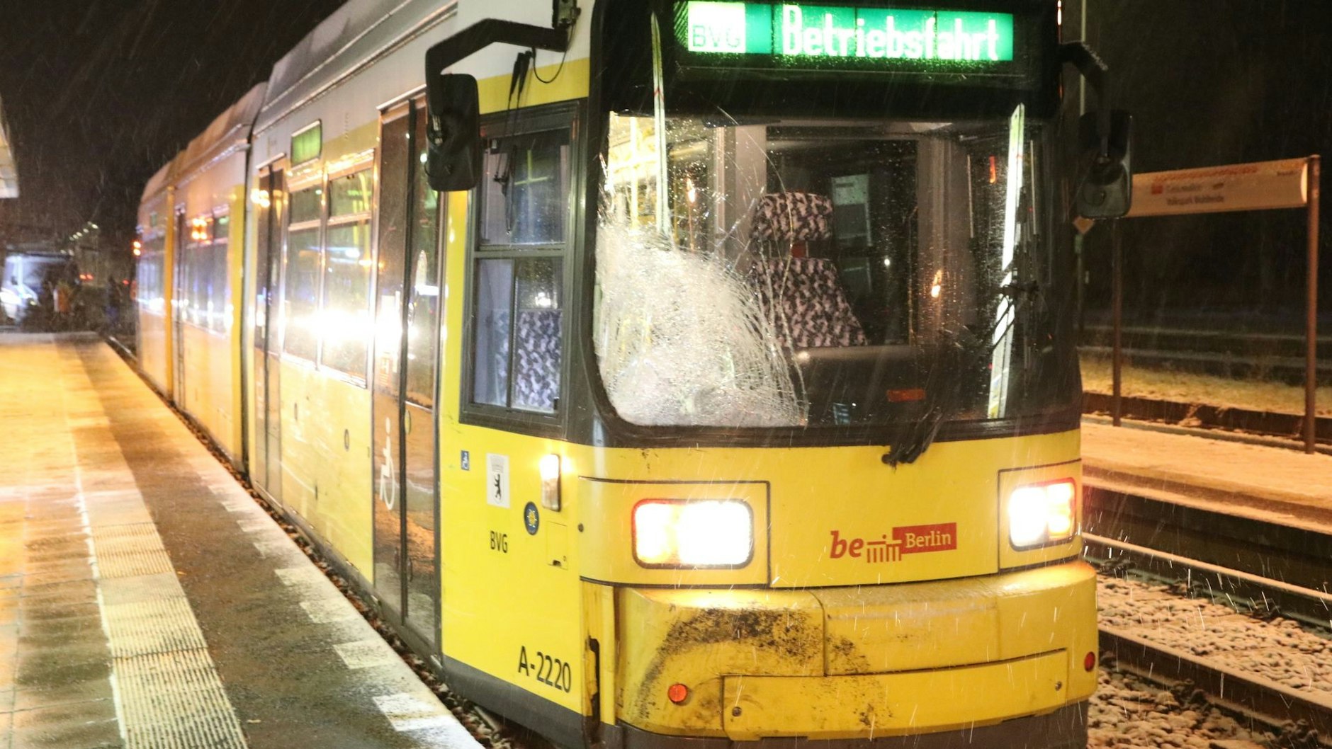Der Schaden an der Straßenbahn.