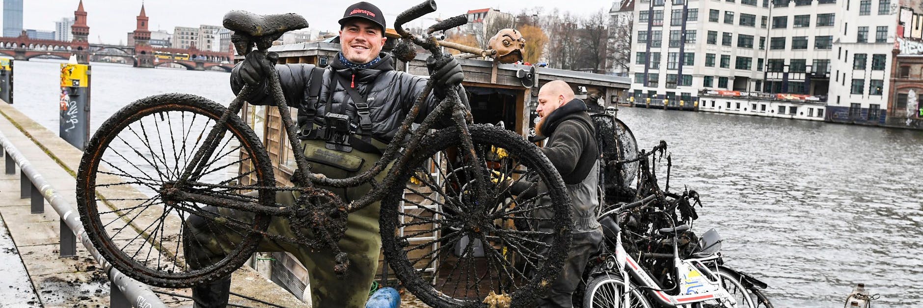 Aljoscha Fritzsche (27) ist Angel-Influencer – und hilft, die Spree vom Unrat zu befreien.<br>