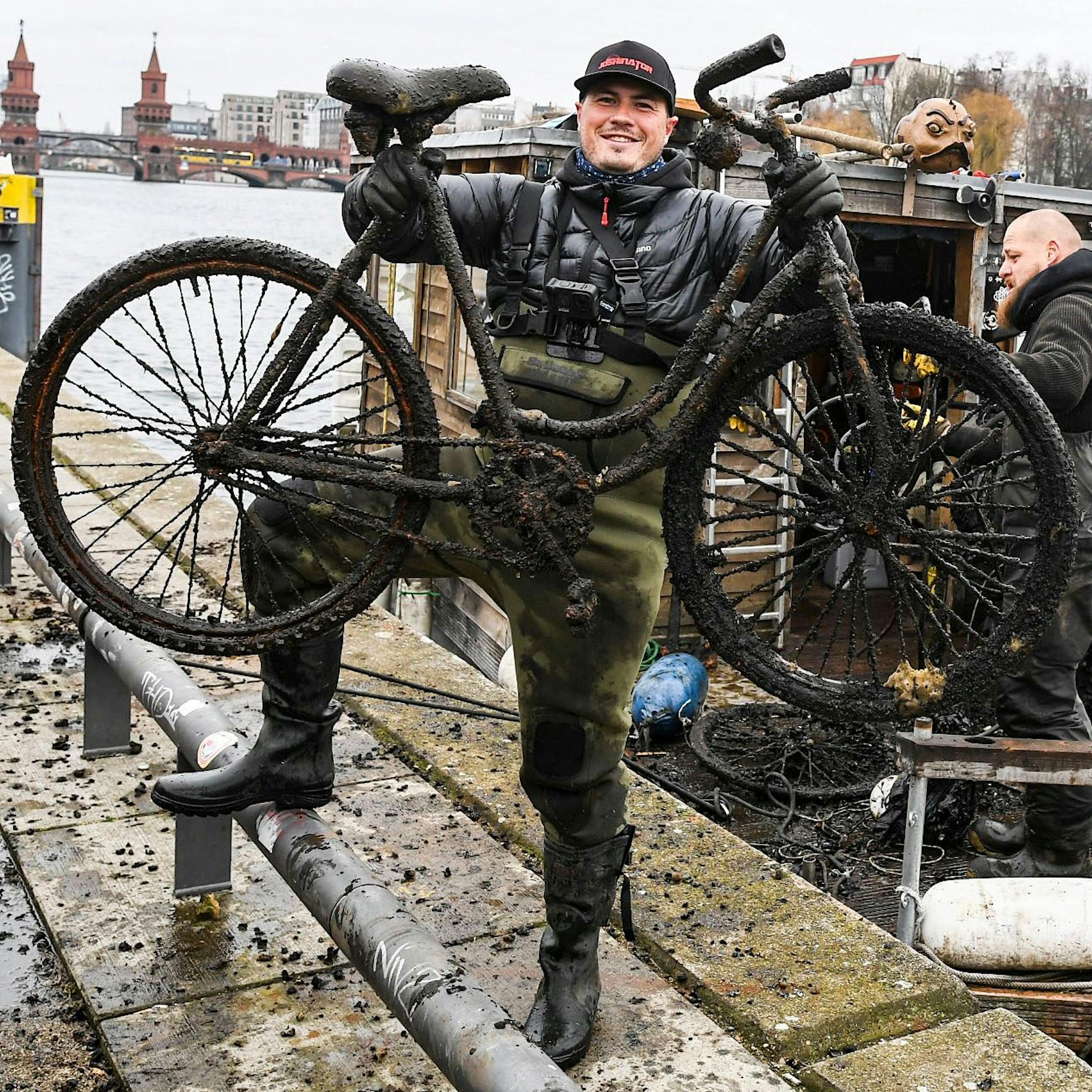 Total vermüllt: Unfassbar, wie viele Schrott-Fahrräder in der Spree liegen!