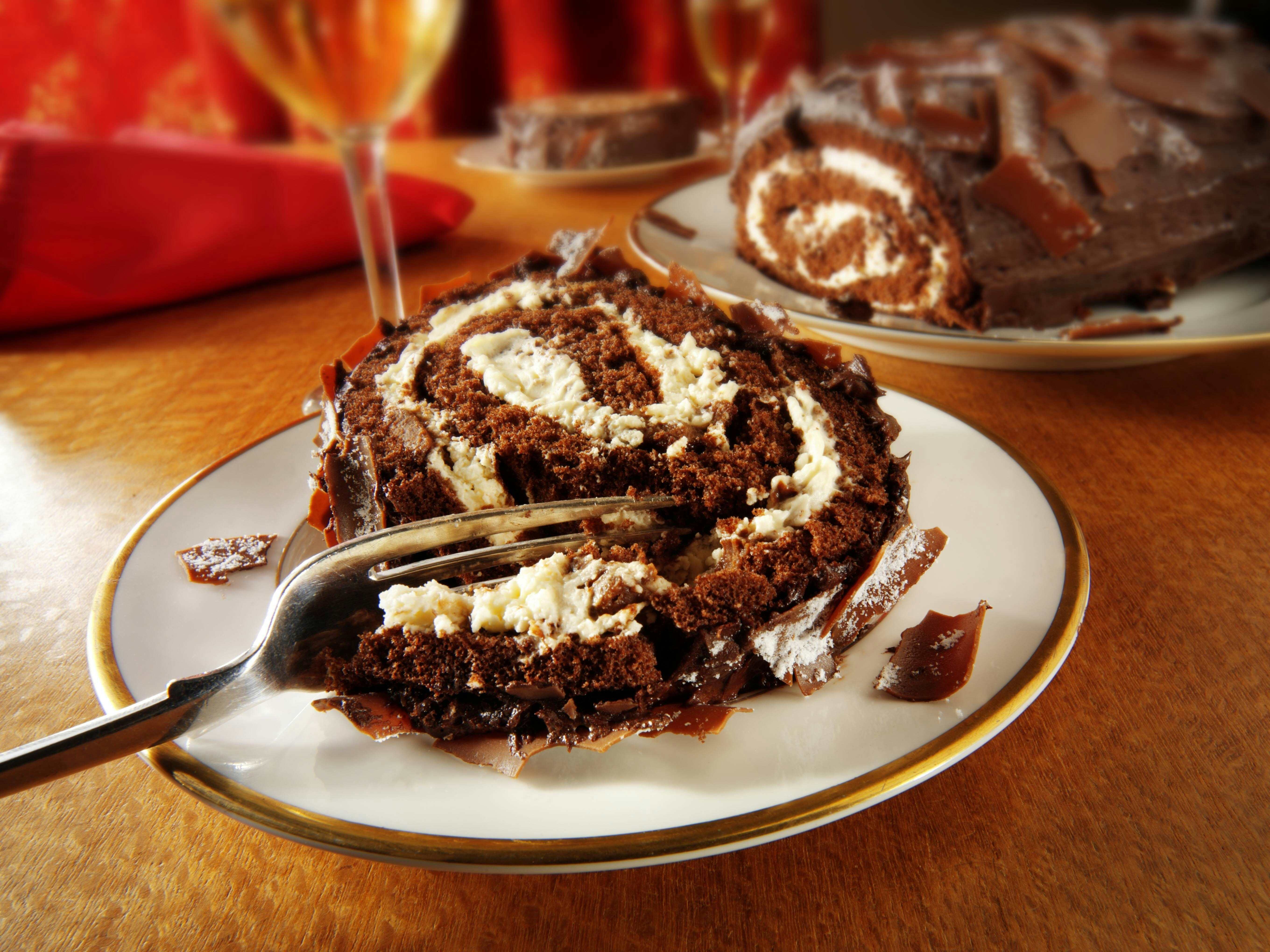 Diesen Kuchen mögen alle! Schokorolle mit leichter Himbeerfüllung – das ...