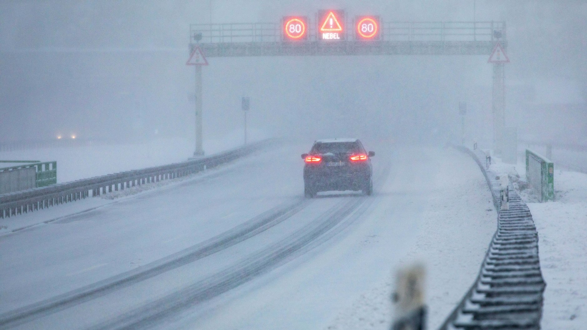 Auf der A71 bei&nbsp;Zella-Mehlis verursachten die Schnee-Massen nicht nur Glätte, sondern behinderten auch die Sicht.