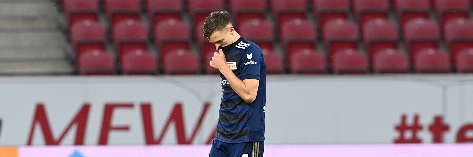 Enttäuscht: Nico Schlotterbeck ist seinen gerade errungenen Stammplatz für mindestens ein Spiel wieder los.