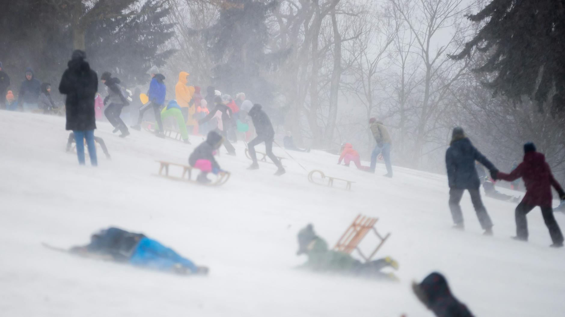 Beim Rodeln im Volkspark Friedrichshain gab es Verletzte.