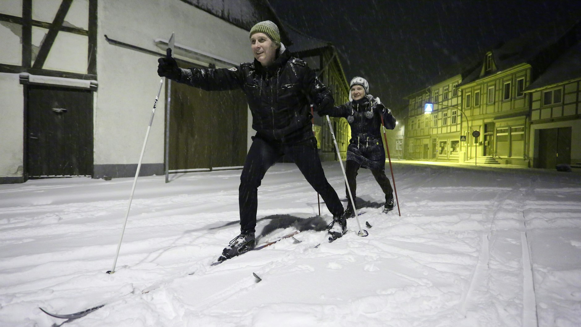 In Derenburg im Harz haben Kai-Uwe Scheffler und Freundin Karo ihre Langlaufskier angeschnallt und fahren eine Runde durch ihr Winterparadies.