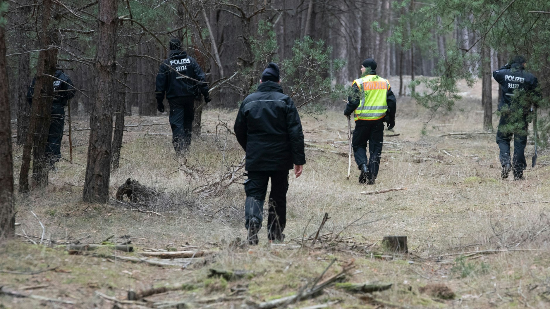 Nach Rebeccas Verschwinden suchten Polizisten mehrere Waldstücke in Brandenburg ab. Doch sie fanden zunächst nichts.